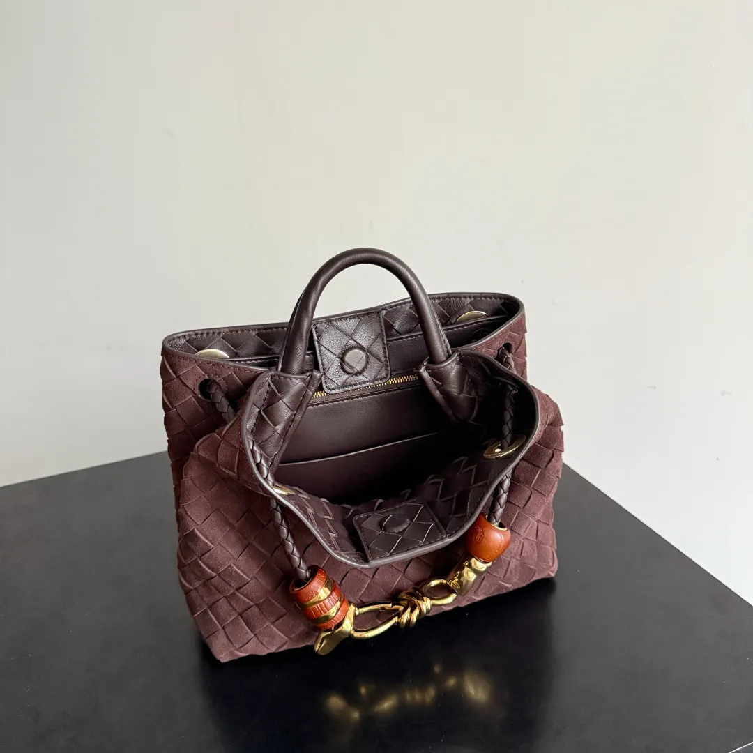The new Andiamo batch of 3060 BV is shipped‼ ️The classic intercciato weaving process is used to create a soft bag, the metal knot is made of micro-cast aluminum using jewelry technology🪢, and the decorative beads are made of metal and hand-polished oak, allowing you to jump repeatedly between elegance and fun💃, making it unpredictable. Classic and versatile, it shows off your temperament, and the bag has a large capacity, making it very convenient for daily commuting! It has a variety of carrying methods, the shoulder straps can be adjusted by yourself, the original lambskin feels soft and delicate, and the unisex style breaks gender boundaries and brings a more practical and long-lasting use experience. The Andiamo, which has both elegant and casual styles, perfectly interprets the "fashionable old money style". Style number: 743568+wood hardware Color: suede black brown Size: 25*22*10.5cm